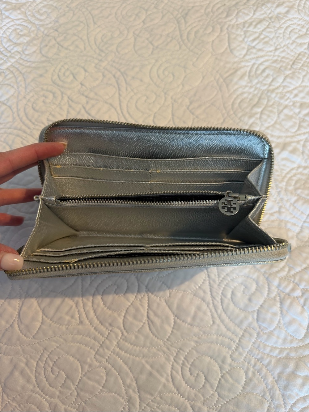 NWOT Tory Burch Women’s Silver Metallic Leather Zip Around Wallet - Picture 2 of 4